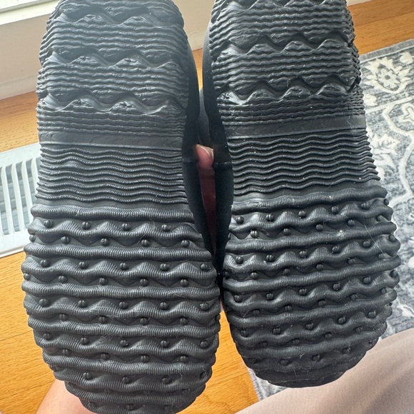 Bogs Black Waterproof Boots! Youth size 2! - Picture 3 of 4
